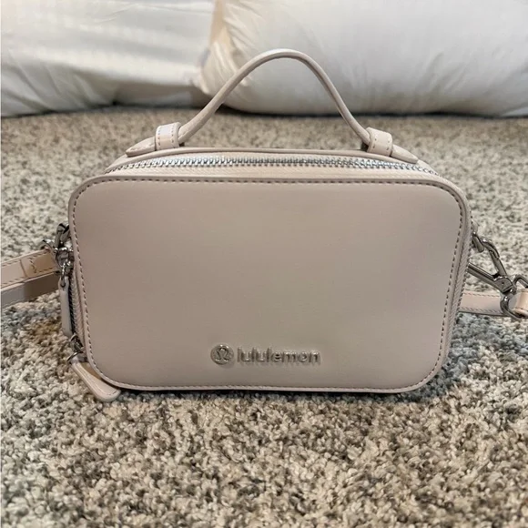 LIKE NEW lululemon Cashew Camera Crossbody Bag - Picture 2 of 9